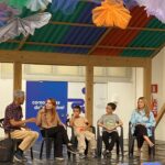 roda de conversa entre 3 adultos e 2 crianças