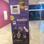 Banner roxo com dizeres Um Evento Acessível e Inclusivo, localizado na parte interna do Palácio das Artes