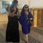 Guia conduz uma jovem cega pela área externa do Palácio das Artes