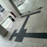 detalhe de pisos táteis no Palácio das Artes