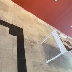 detalhe de pisos táteis no Palácio das Artes