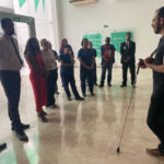 Consultor e Participantes do treinamento presencial sobre atendimento a pessoas com deficiência