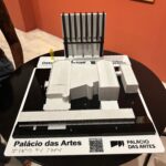 Maquete tátil do Palácio das Artes nas cor branca sobre superfície preta