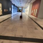 pisos táteis pretos no grande salão do Palácio das Artes