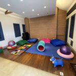 sala sensorial com tapete de EVA, bolas plásticas grandes e almofadas