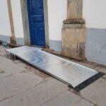 rampa de metal externa a uma das entradas do Santuário do Bom Jesus de Matosinhos