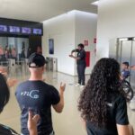 pessoas batem palma ao redor de intérprete durante o curso introdutório em Libras